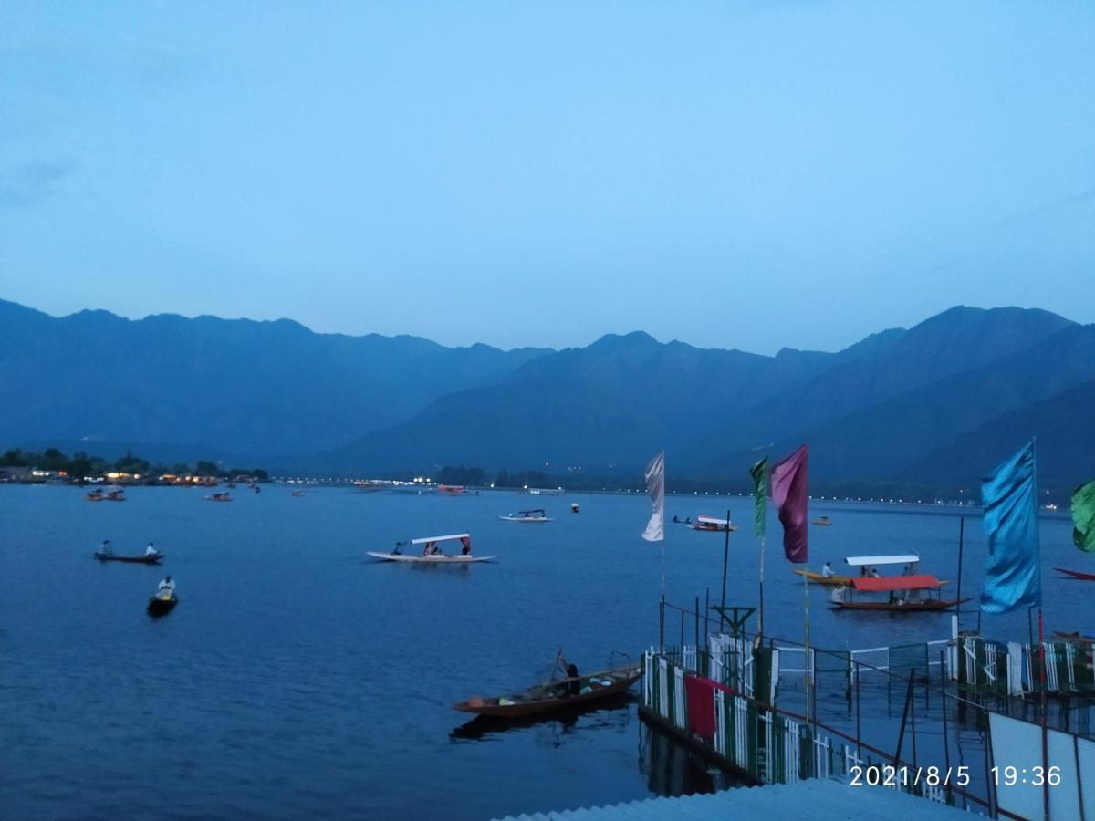 Houseboat Young Snow View Front Line Dal Lake Srīnagar Exteriör bild