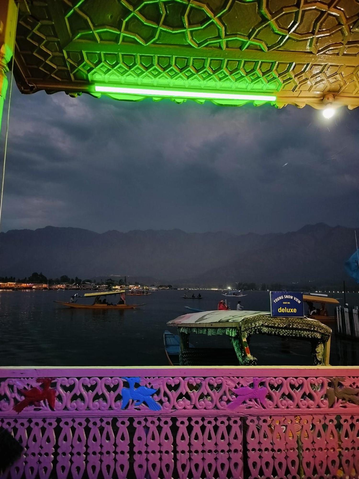 Houseboat Young Snow View Front Line Dal Lake Srīnagar Exteriör bild