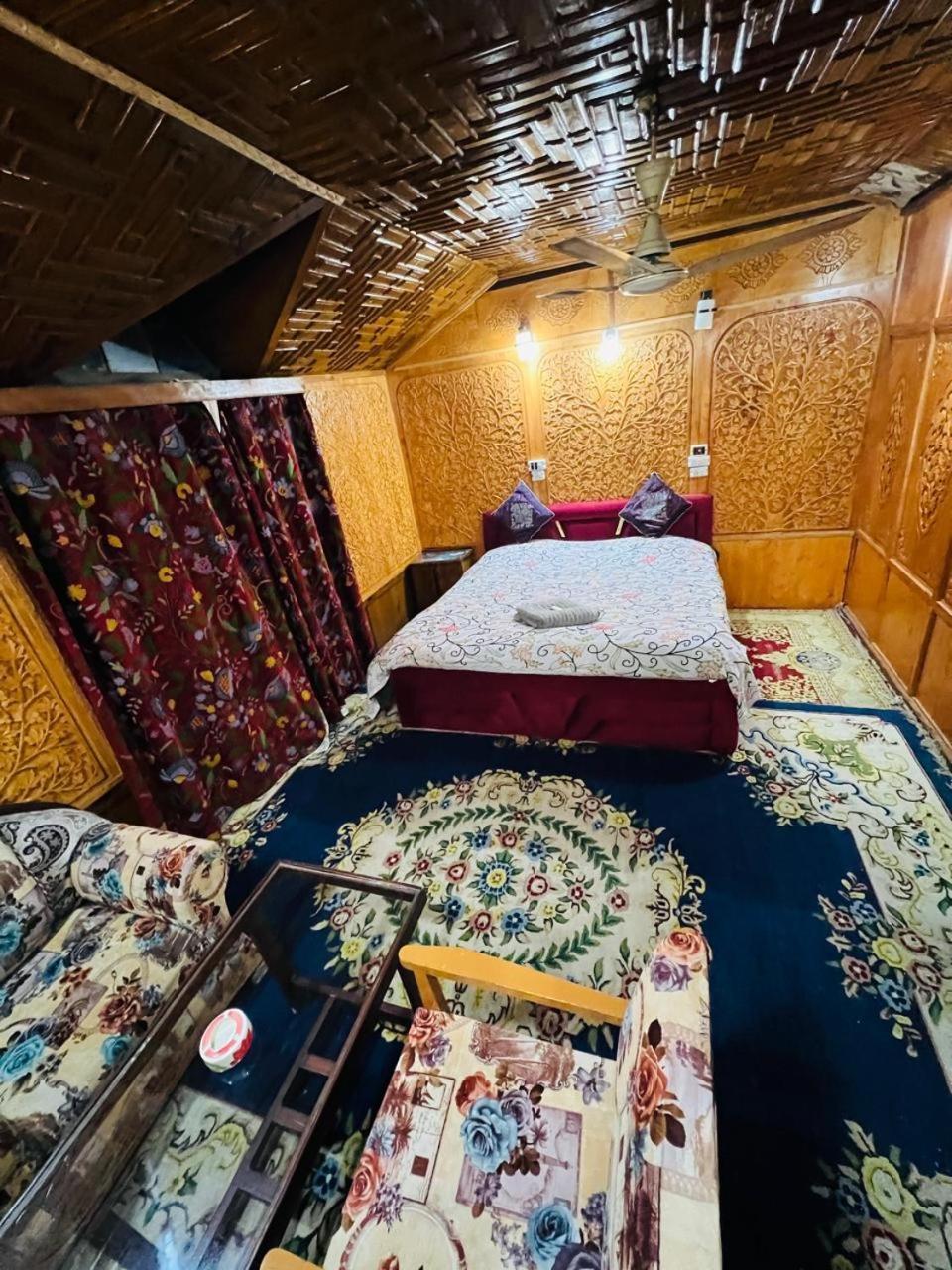 Houseboat Young Snow View Front Line Dal Lake Srīnagar Rum bild