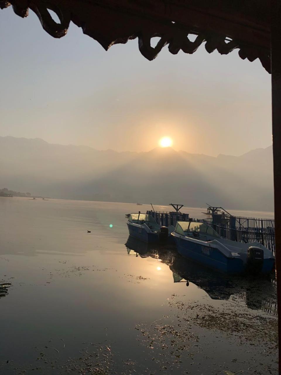 Houseboat Young Snow View Front Line Dal Lake Srīnagar Exteriör bild