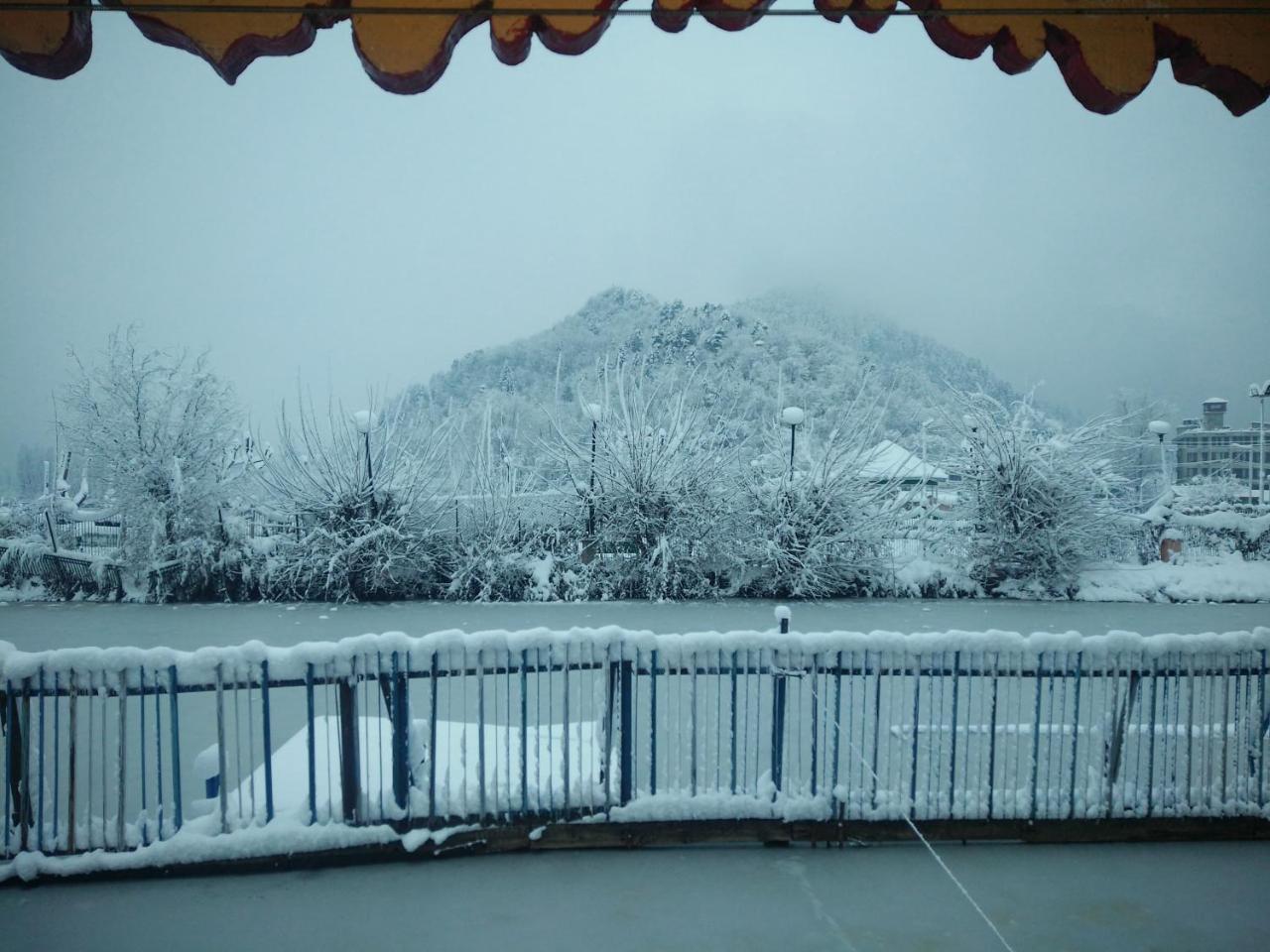 Houseboat Young Snow View Front Line Dal Lake Srīnagar Exteriör bild